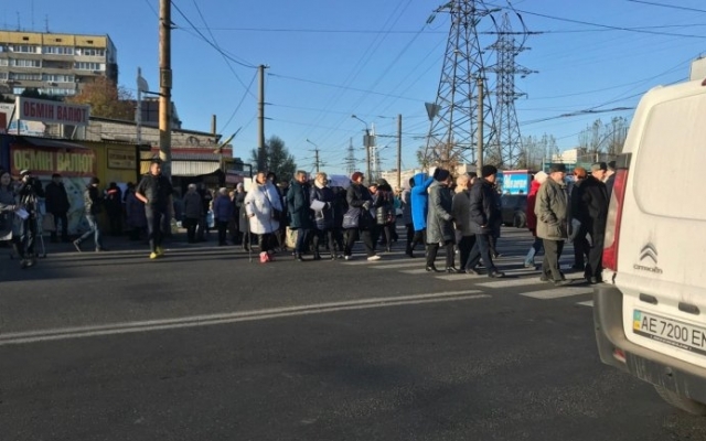 В Днепре протестующие перекрыли дорогу на левом берегу Фото № 0 В Днепре протестующие перекрыли дорогу на левом берегу Фото № 0