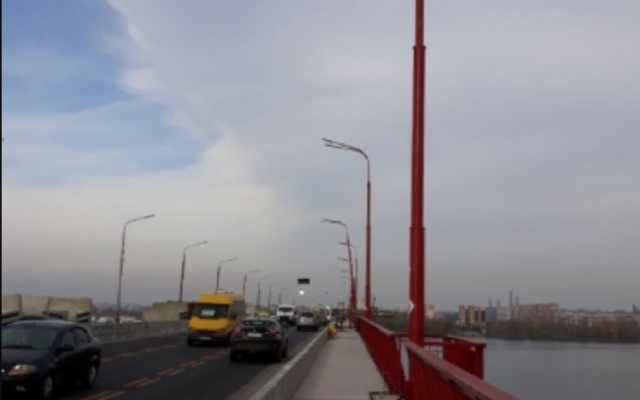 В Днепре на Новом мосту наклонился столб с освещением Фото № 0 В Днепре на Новом мосту наклонился столб с освещением Фото № 0