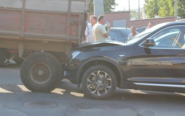 ДТП в Днепре: автомобиль врезался в прицеп с сеном Фото № 1 ДТП в Днепре: автомобиль врезался в прицеп с сеном Фото № 1