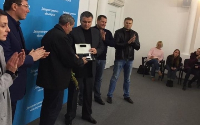 В Днепре наградили водителя, загородившего путь убийце Фото № 0 В Днепре наградили водителя, загородившего путь убийце Фото № 0
