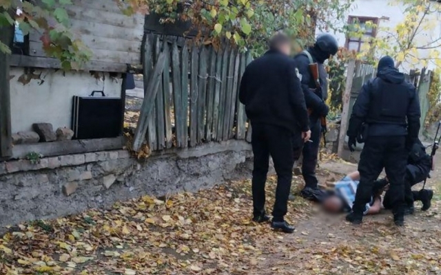 Житель Днепропетровщины прятал в кустах оружие Фото № 0 Житель Днепропетровщины прятал в кустах оружие Фото № 0