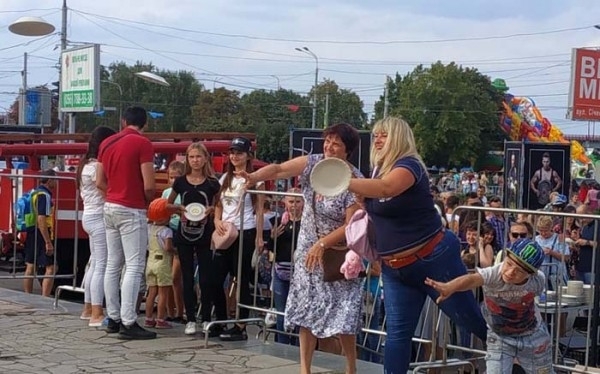 Днепряне били посуду «на счастье» Фото № 4 Днепряне били посуду «на счастье» Фото № 4