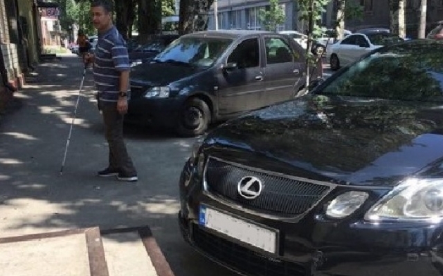 В Днепре из-за припаркованного авто чуть не пострадал незрячий горожанин Фото № 0 В Днепре из-за припаркованного авто чуть не пострадал незрячий горожанин Фото № 0