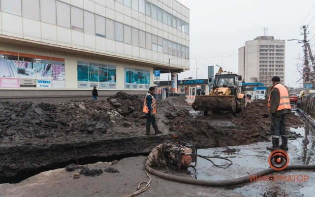 В Днепре перекрыли дорогу из-за просевшего асфальта Фото № 1 В Днепре перекрыли дорогу из-за просевшего асфальта Фото № 1