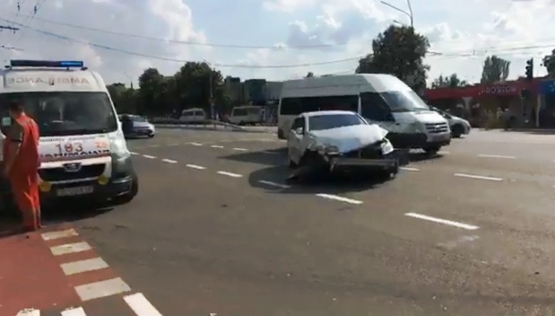 На Днепропетровщине маршрутка попала в ДТП: пострадали люди Фото № 3 На Днепропетровщине маршрутка попала в ДТП: пострадали люди Фото № 3