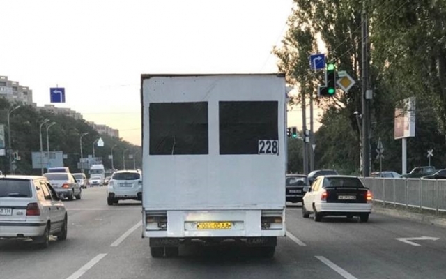По Днепру ездит маршрутка с нарисованными окнами Фото № 0 По Днепру ездит маршрутка с нарисованными окнами Фото № 0