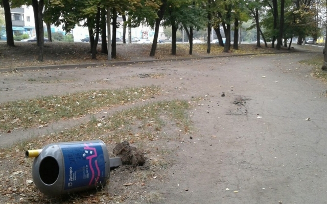 ЧП в Днепре: вандалы оторвали урны в парке Хмельницкого Фото № 0 ЧП в Днепре: вандалы оторвали урны в парке Хмельницкого Фото № 0