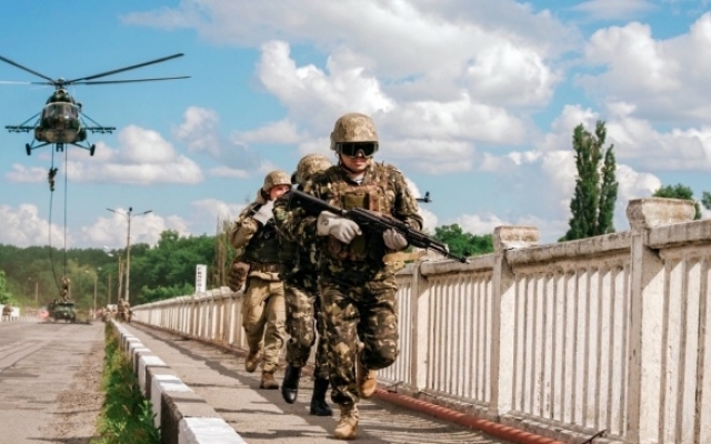 На Днепропетровщине десантники с вертолета захватили мост (ФОТО) Фото № 0 На Днепропетровщине десантники с вертолета захватили мост (ФОТО) Фото № 0