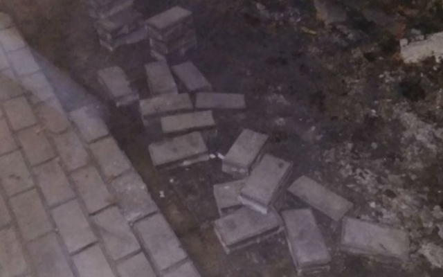 В Днепре трое мужчин воровали дорожную плитку на заправке Фото № 0 В Днепре трое мужчин воровали дорожную плитку на заправке Фото № 0