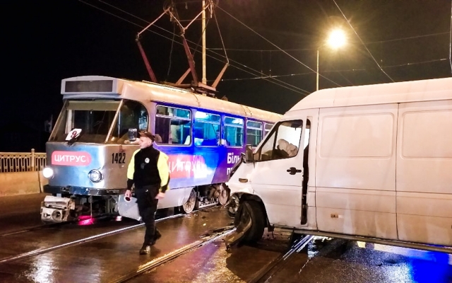 ДТП в Днепре: на Старом мосту столкнулись Mercedes Sprinter и трамвай Фото № 0 ДТП в Днепре: на Старом мосту столкнулись Mercedes Sprinter и трамвай Фото № 0
