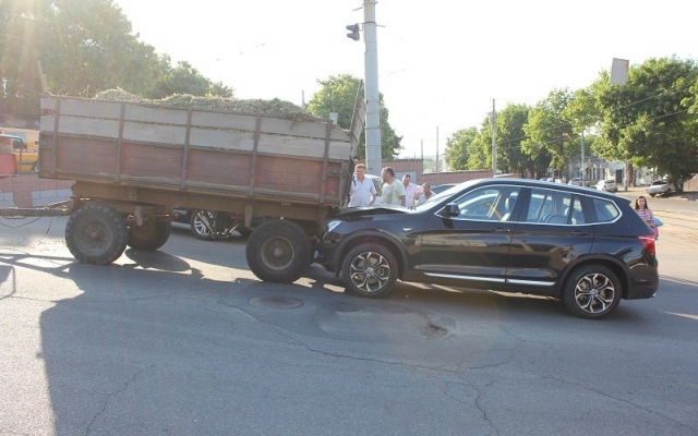 ДТП в Днепре: автомобиль врезался в прицеп с сеном Фото № 0 ДТП в Днепре: автомобиль врезался в прицеп с сеном Фото № 0