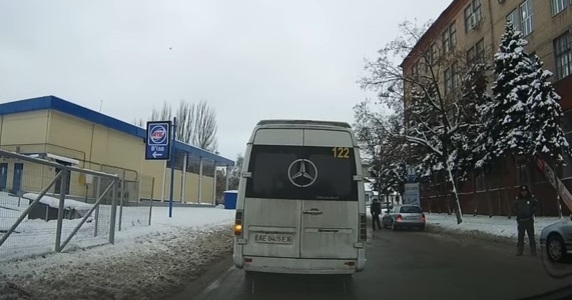 Днепрян останавливают правоохранители в милицейской форме Фото № 0 Днепрян останавливают правоохранители в милицейской форме Фото № 0