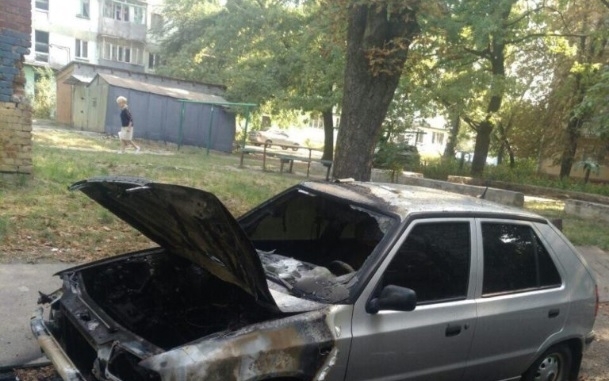 Пожар в Днепре: сотрудники ГСЧС тушили автомобиль Фото № 0 Пожар в Днепре: сотрудники ГСЧС тушили автомобиль Фото № 0