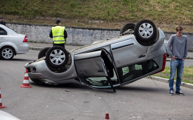 ДТП в Днепре: на набережной перевернулся учебный автомобиль Фото № 0 ДТП в Днепре: на набережной перевернулся учебный автомобиль Фото № 0