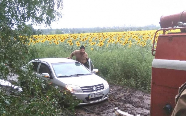 На Днепропетровщине из-за циклона в грязи застряли четыре автомобиля Фото № 0 На Днепропетровщине из-за циклона в грязи застряли четыре автомобиля Фото № 0