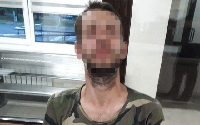 В Днепре парень выдавал себя за парковщика и вымогал у водителей деньги Фото № 0 В Днепре парень выдавал себя за парковщика и вымогал у водителей деньги Фото № 0