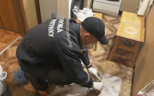 В Днепре сотрудники ГСЧС собирали ртуть в квартире Фото № 0 В Днепре сотрудники ГСЧС собирали ртуть в квартире Фото № 0