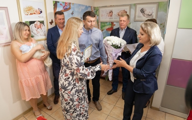 В Днепре молодым мамам, родившим в День города, выплатили деньги Фото № 3 В Днепре молодым мамам, родившим в День города, выплатили деньги Фото № 3