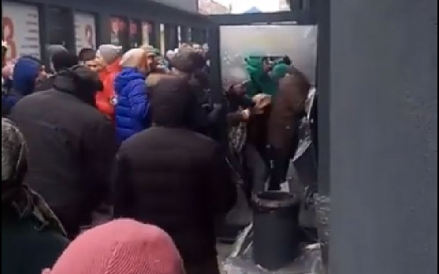 В Днепре толпа разнесла магазин В Днепре толпа разнесла магазин