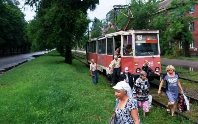 Буря на Днепропетровщине: молния повалила фонарный столб Фото № 4 Буря на Днепропетровщине: молния повалила фонарный столб Фото № 4
