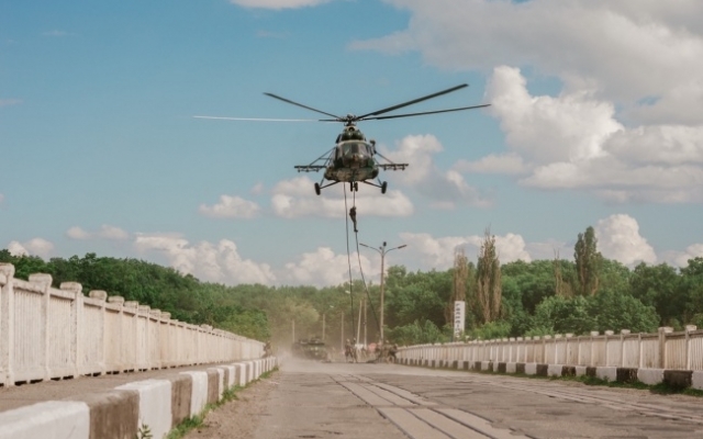 На Днепропетровщине десантники с вертолета захватили мост (ФОТО) Фото № 1 На Днепропетровщине десантники с вертолета захватили мост (ФОТО) Фото № 1