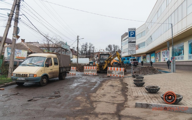 В Днепре перекрыли дорогу из-за просевшего асфальта Фото № 0 В Днепре перекрыли дорогу из-за просевшего асфальта Фото № 0