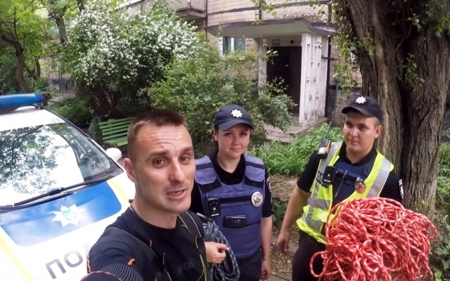 На Днепропетровщине экстремал помог женщине попасть в квартиру Фото № 0 На Днепропетровщине экстремал помог женщине попасть в квартиру Фото № 0