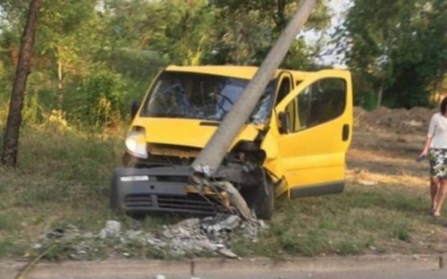 ДТП на Днепропетровщине: микроавтобус Renault протаранил электроопору Фото № 0 ДТП на Днепропетровщине: микроавтобус Renault протаранил электроопору Фото № 0