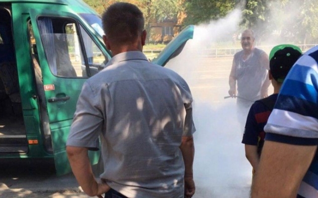 На Днепропетровщине маршрутка с пассажирами задымилась на ходу Фото № 0 На Днепропетровщине маршрутка с пассажирами задымилась на ходу Фото № 0