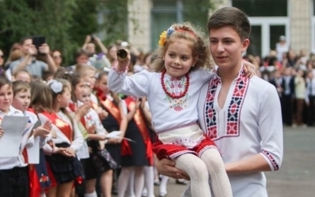 Последний звонок в Днепре: Борис Филатов поздравил школьников Фото № 0 Последний звонок в Днепре: Борис Филатов поздравил школьников Фото № 0