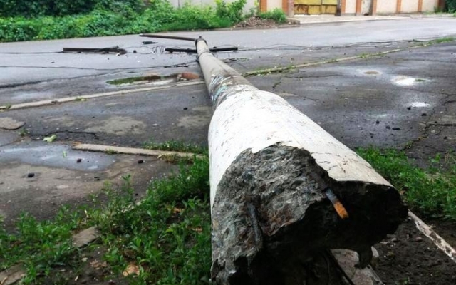 Буря на Днепропетровщине: молния повалила фонарный столб Фото № 0 Буря на Днепропетровщине: молния повалила фонарный столб Фото № 0