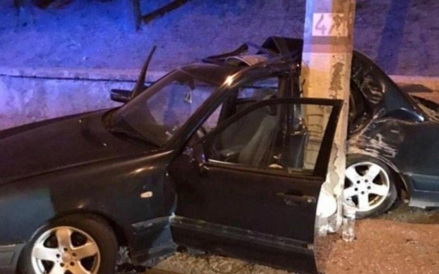 ДТП на Днепропетровщине: Mercedes врезался в столб Фото № 0 ДТП на Днепропетровщине: Mercedes врезался в столб Фото № 0