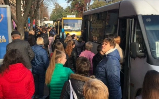 В Днепре из-за пробок на линию выпустили дополнительные маршрутки Фото № 0 В Днепре из-за пробок на линию выпустили дополнительные маршрутки Фото № 0