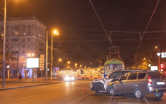 ДТП в Днепре: на улице Шмидта Lada врезалась в Suzuki Фото № 0 ДТП в Днепре: на улице Шмидта Lada врезалась в Suzuki Фото № 0