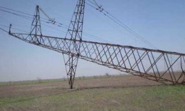 На Днепропетровщине из-за сильного ветра упала линия электропередач 