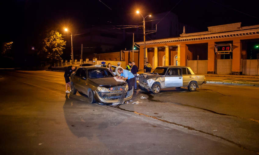 ДТП в Днепре: возле Appolo столкнулись такси и ВАЗ