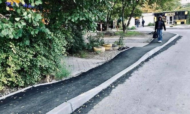 В Днепре на Тополе появился "горбатый" тротуар