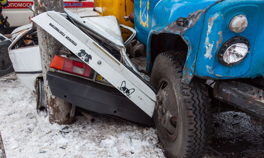 ДТП в Днепре: во время столкновения грузовика и Таврии пострадала девушка