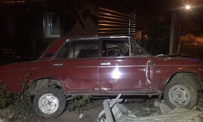 ДТП на Днепропетровщине: автомобиль врезался в дерево и протаранил забор 