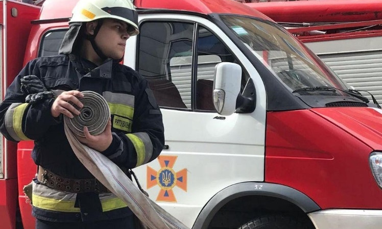 Пожар в Днепре: сотрудники ГСЧС тушили офисное здание