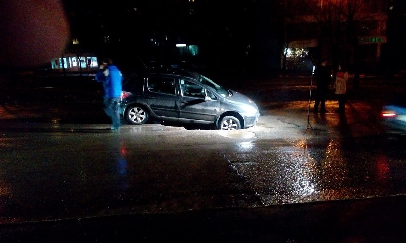 На проспекте Поля в Днепре авто попало в яму