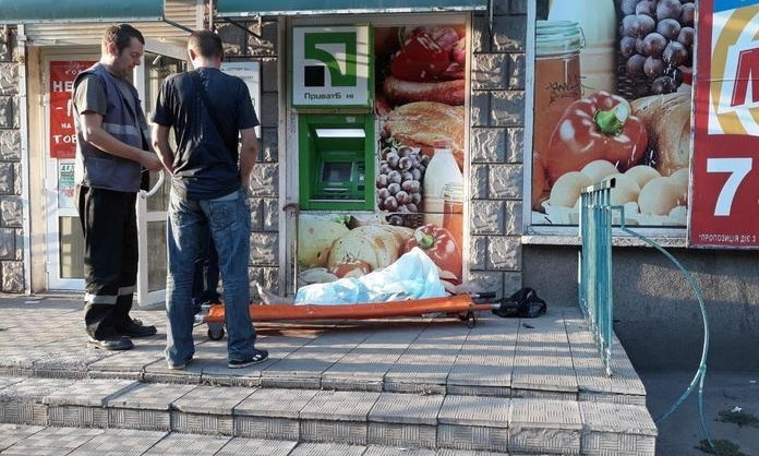 На Днепропетровщине мужчина умер возле банкомата 