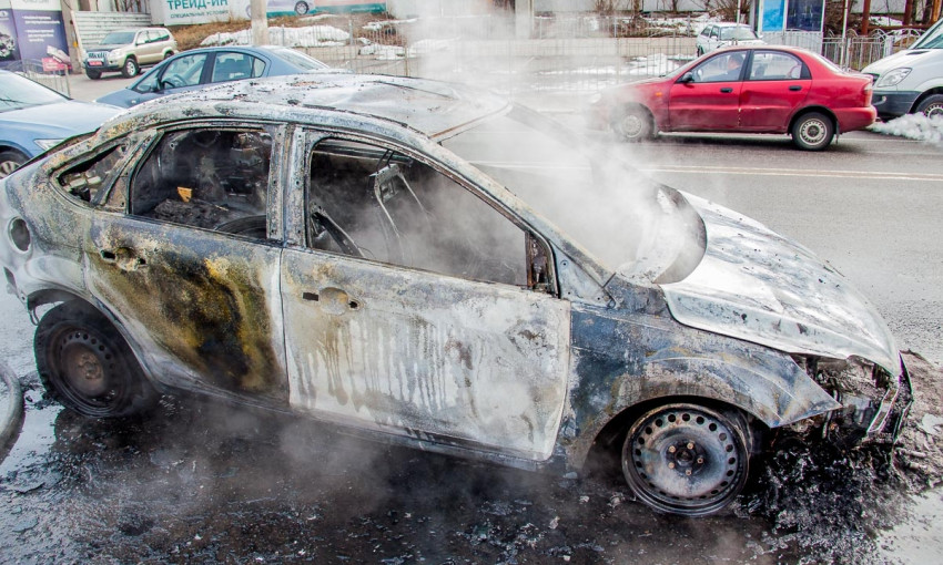 Пожар в Днепре: автомобиль загорелся на ходу 