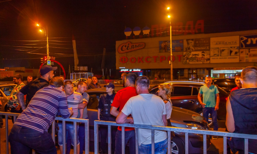  В Днепре десятки таксистов съехались напротив ТЦ «Наша Правда» 