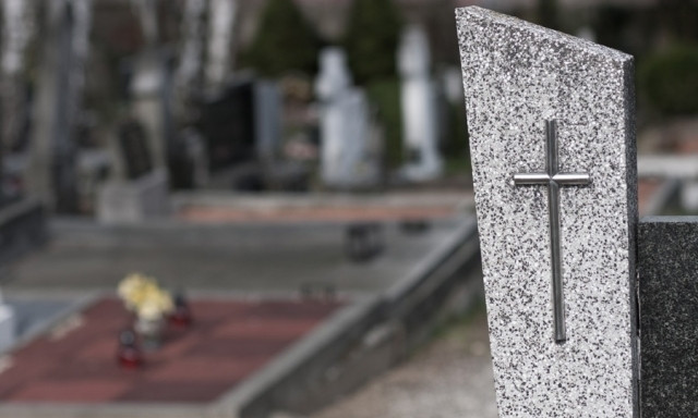 На Днепропетровщине вандал портил могилы на кладбище 