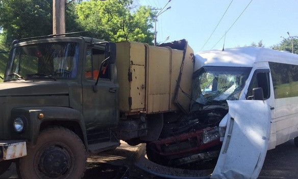 ДТП на Днепропетровщине: маршрутка врезалась в грузовик