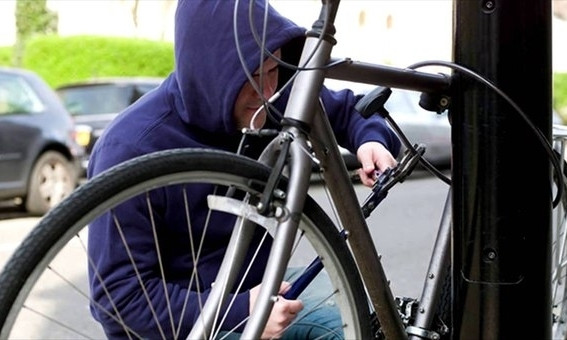 В Днепре мужчина украл велосипед в «АТБ»