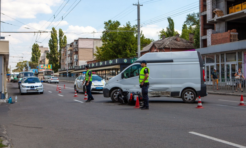 ДТП в Днепре: на Калиновой столкнулись Renault и мотоцикл