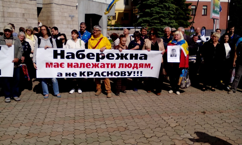 В Днепропетровске под горисполкомом собрались сразу два митинга
