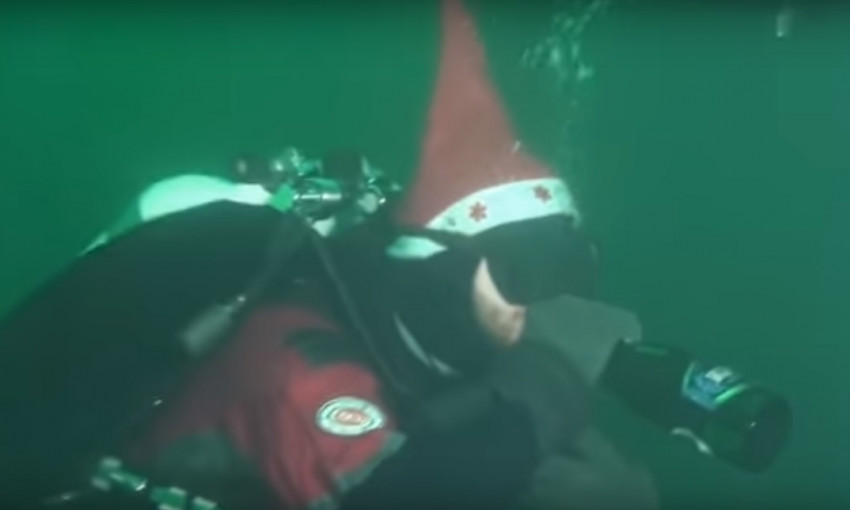 Днепровские дайверы установили под водой новогоднюю елку 